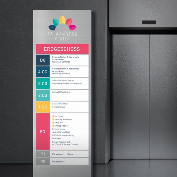 Abbildung einer beleuchteten Etagen-Infostele im Falkenberg Center, gestaltet und realisiert von der TAG EINS Werbeagentur.